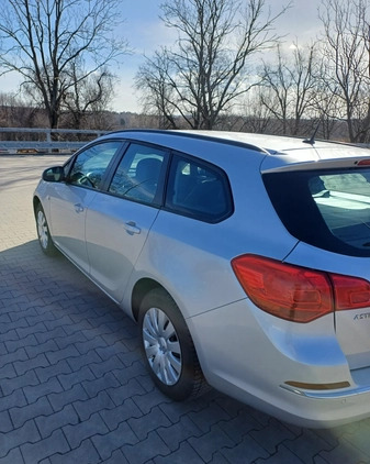 Opel Astra cena 21500 przebieg: 236000, rok produkcji 2013 z Przysucha małe 56